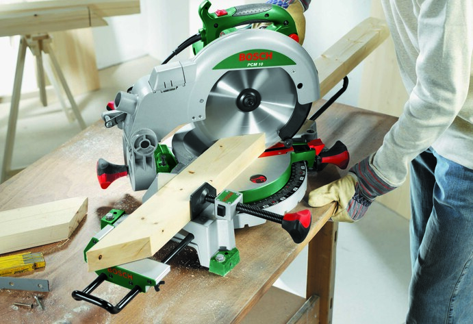 Holzbalken wird mit elektrischer Säge durchtrennt
