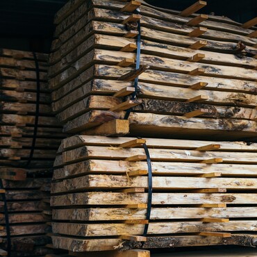 Holz wird gelagert zur weiteren Verarbeitung