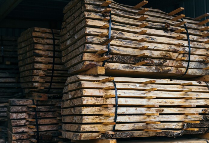 Holz wird gelagert zur weiteren Verarbeitung