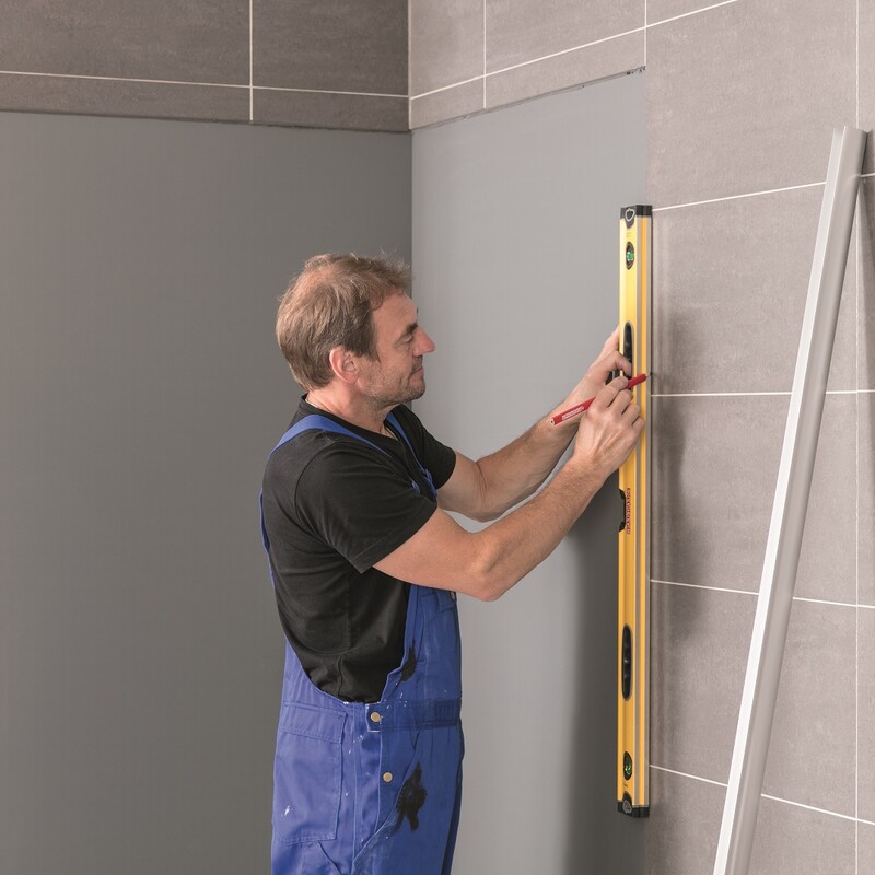 Anleitung Duschkabine einbauen: Wand mit Wasserwaage prüfen