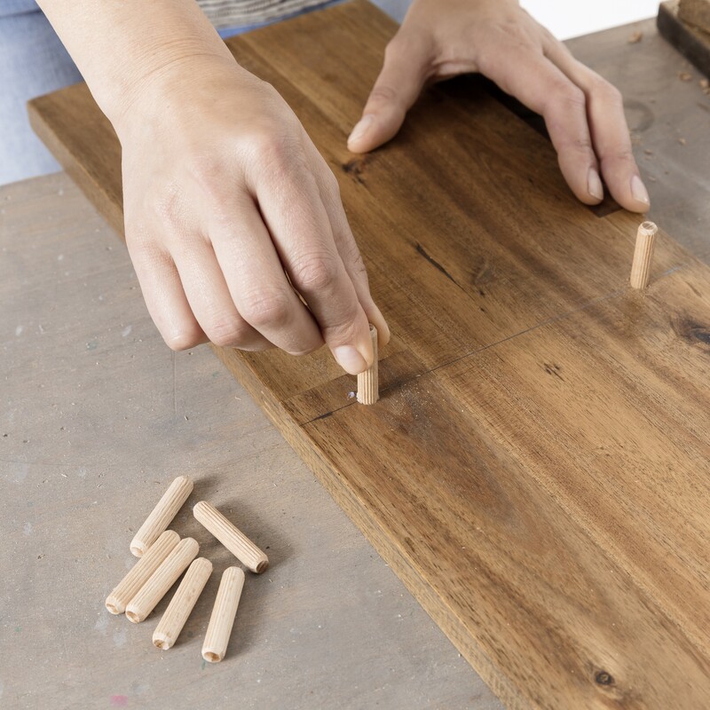Anleitung Klorollenhalter bauen: Holzdübel einsetzen
