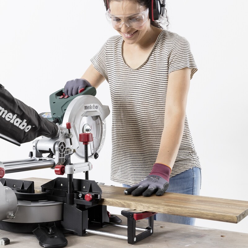 Anleitung Klorollenhalter bauen: Bretter sägen
