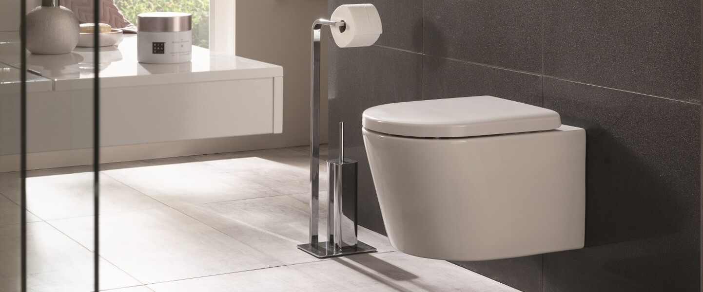 Badezimmer mit modernem Wand-WC