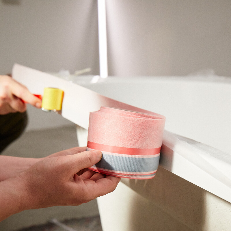 DIY Badewanne montieren: Abdichtband anbringen