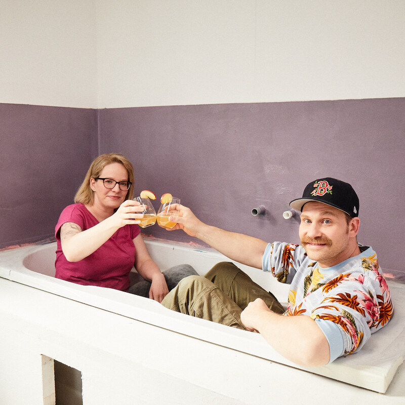 DIY Badewanne montieren: Susanne und Liam in der Badewanne