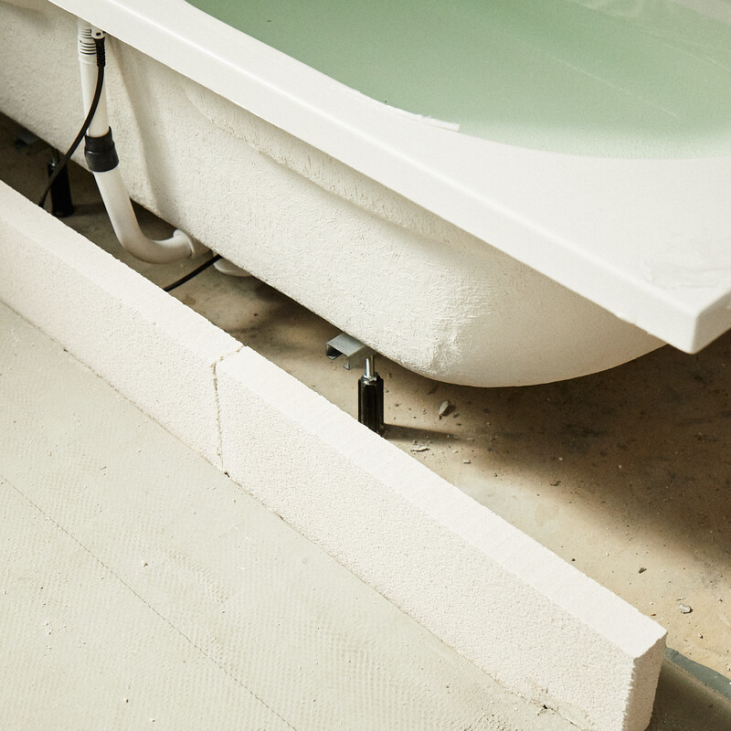 DIY Badewanne montieren: Porenbetonsteine setzen