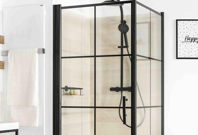 Dusche im Black-and-Wood-Stil