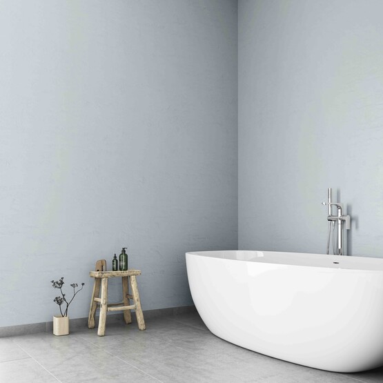 Badewanne vor aufgearbeiteter Badezimmerwand