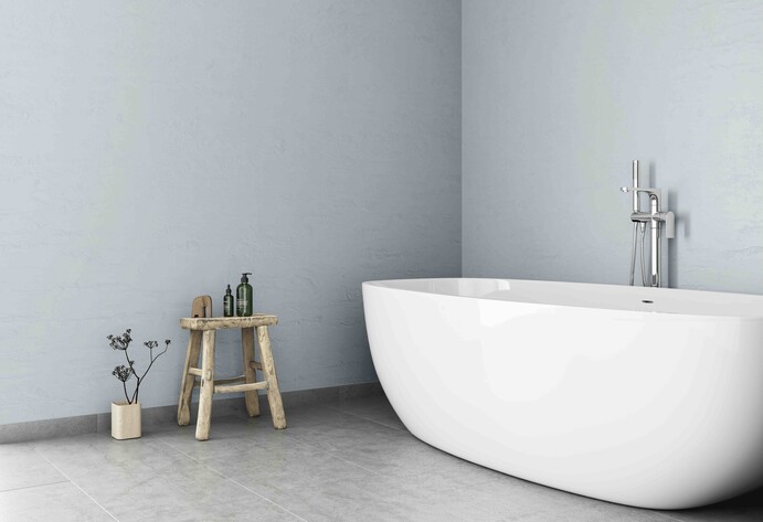 Badewanne vor aufgearbeiteter Badezimmerwand