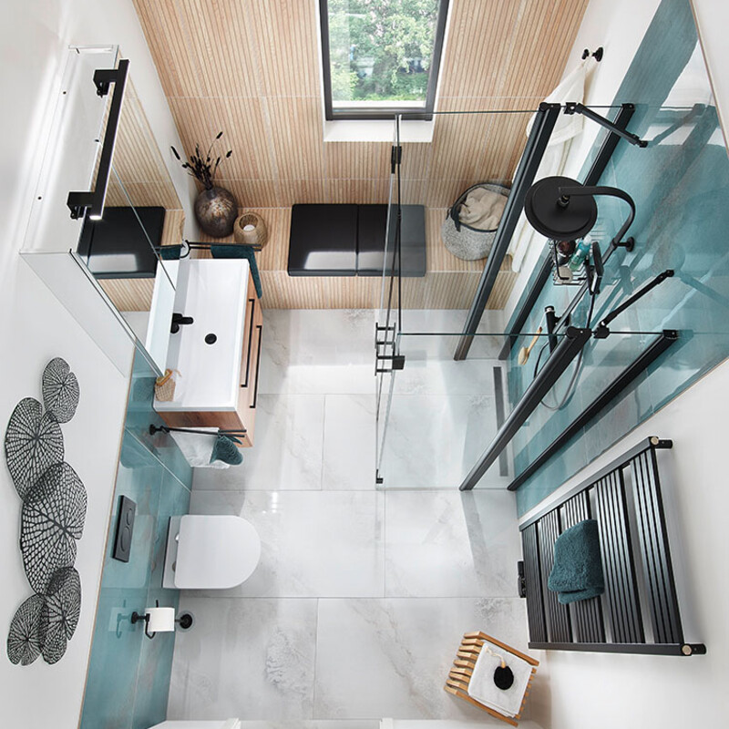 Schmales Badezimmer, von oben fotografiert, mit Sitzbank aus Holz und platzsparender Dusche