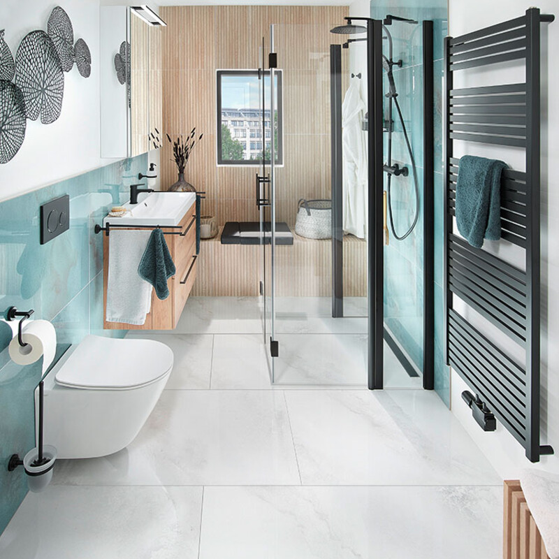 Schmales Badezimmer mit Sitzbankaus Holz und schwarzen Armaturen