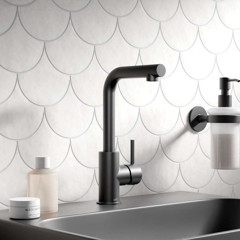 Graues Waschbecken mit schwarzer Armatur und weißen Wandfliesen