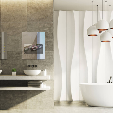 Helles Badzimmer mit freistehender Badewanne