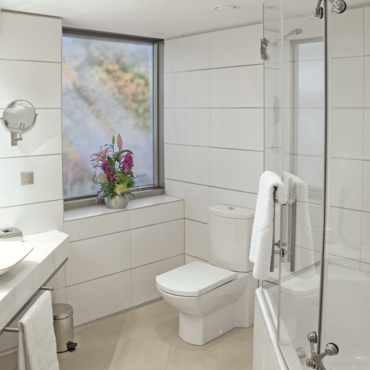 Weiß gefliestes Badezimmer