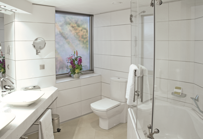 Weiß gefliestes Badezimmer