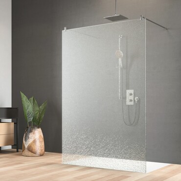 Großes Badzimmer mit großer ebenerdiger Glasdusche