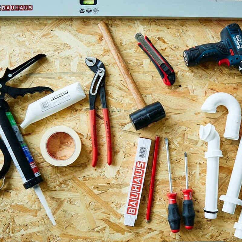 Werkzeuge für die Waschtischmontage