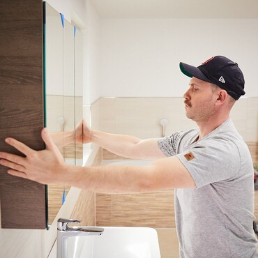 Spiegelschrank über Waschtisch anbringen