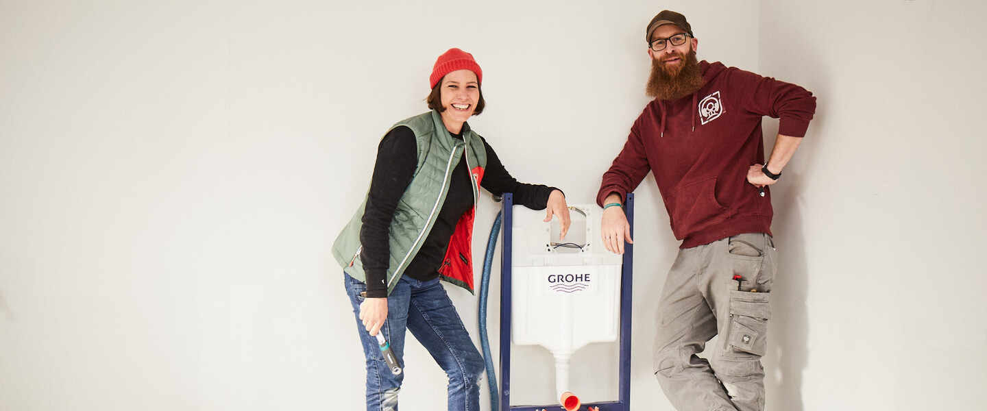 DIY WC-Vorwandinstallation: Markus und Kathi mit dem Spülkasten