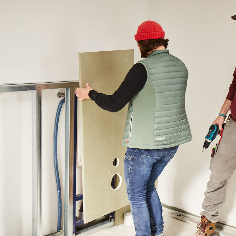 DIY WC-Vorwandinstallation: Gipsbetonplatten werden angeschraubt