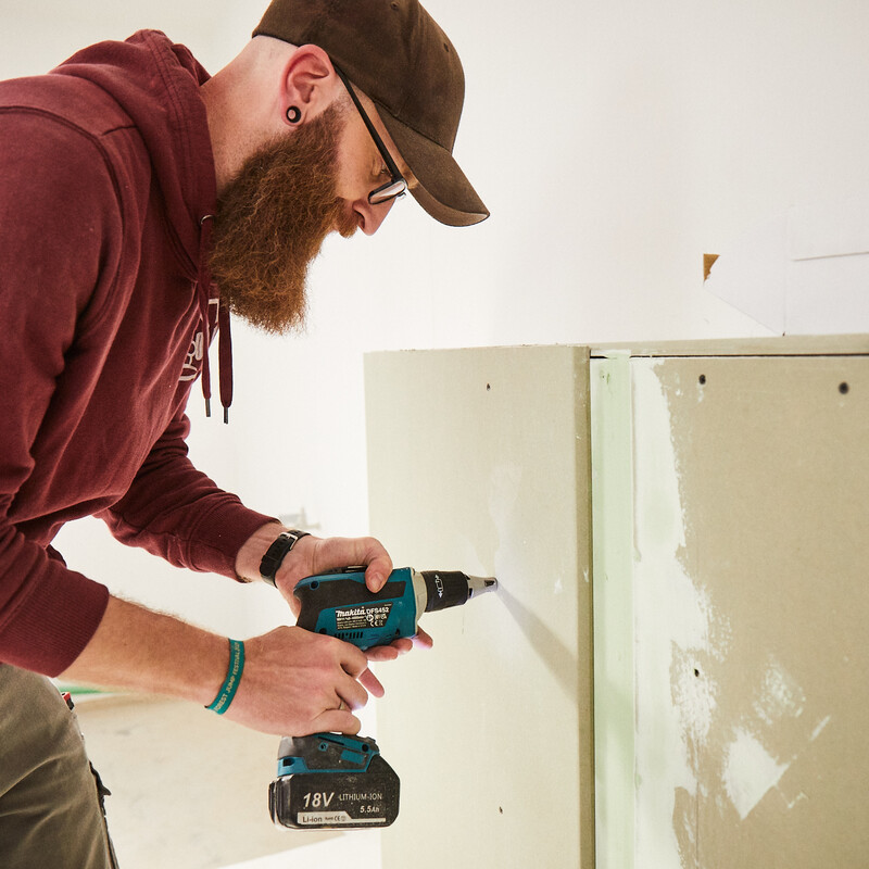 DIY WC-Vorwandinstallation: Markus verschraubt die Verkleidung aus Gipsbeton