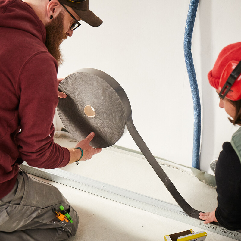 DIY WC-Vorwandinstallation: Alu-Profile werden auf den Boden geschraubt