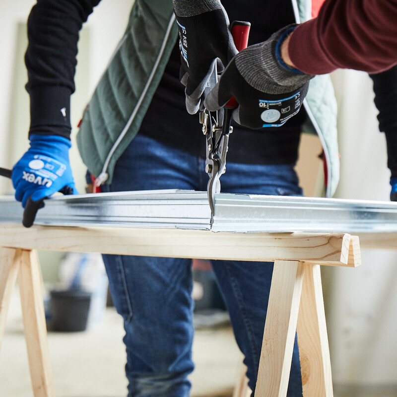 DIY WC-Vorwandinstallation: Alu-Profile werden zurecht geschnitten
