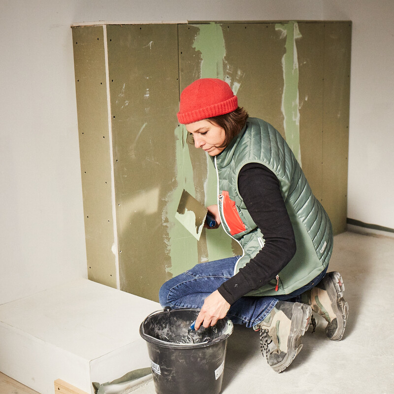 DIY WC-Vorwandinstallation: Fugen der Gipsbetonverkleidung werden verspachtelt