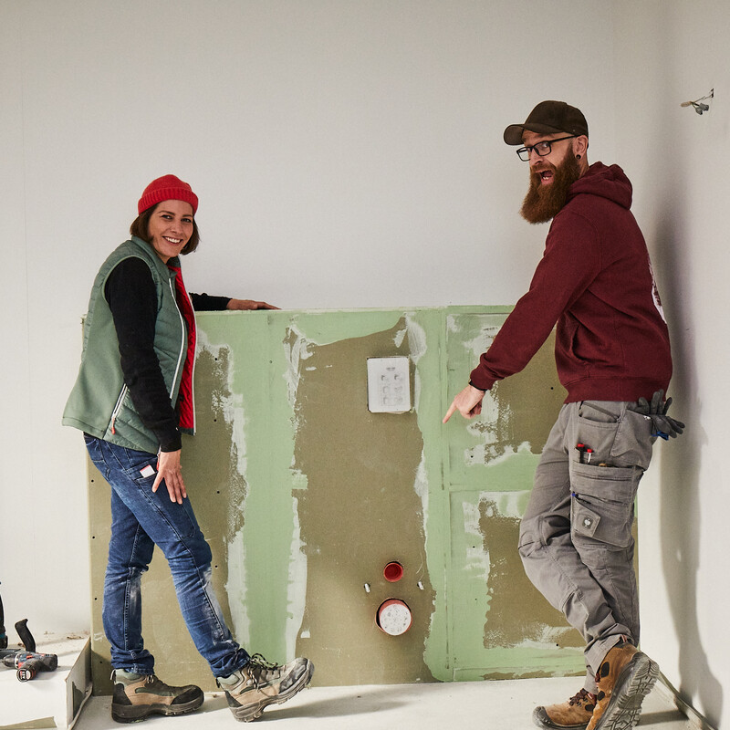DIY WC-Vorwandinstallation: Kathi und Markus mit dem verkleideten Vorwandelement