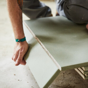 DIY WC-Vorwandinstallation: Gipsbetonplatten werden zugeschnitten