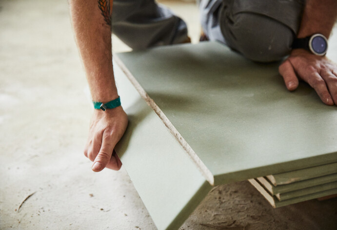 DIY WC-Vorwandinstallation: Gipsbetonplatten werden zugeschnitten
