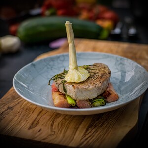 Flambiertes Thunfischsteak mit Rhabarber