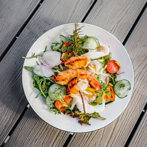 Gartensalat mit Gemüse und Garnelenspieß