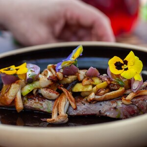 Hüftsteak mit Shimeji-Pilzen und Äpfeln