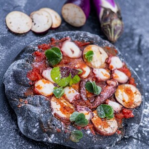 Schwarze Pulpo Pizza mit Aubergine