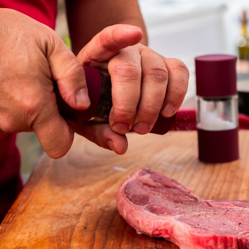 T-Bone Steak mit Pfeffer würzen