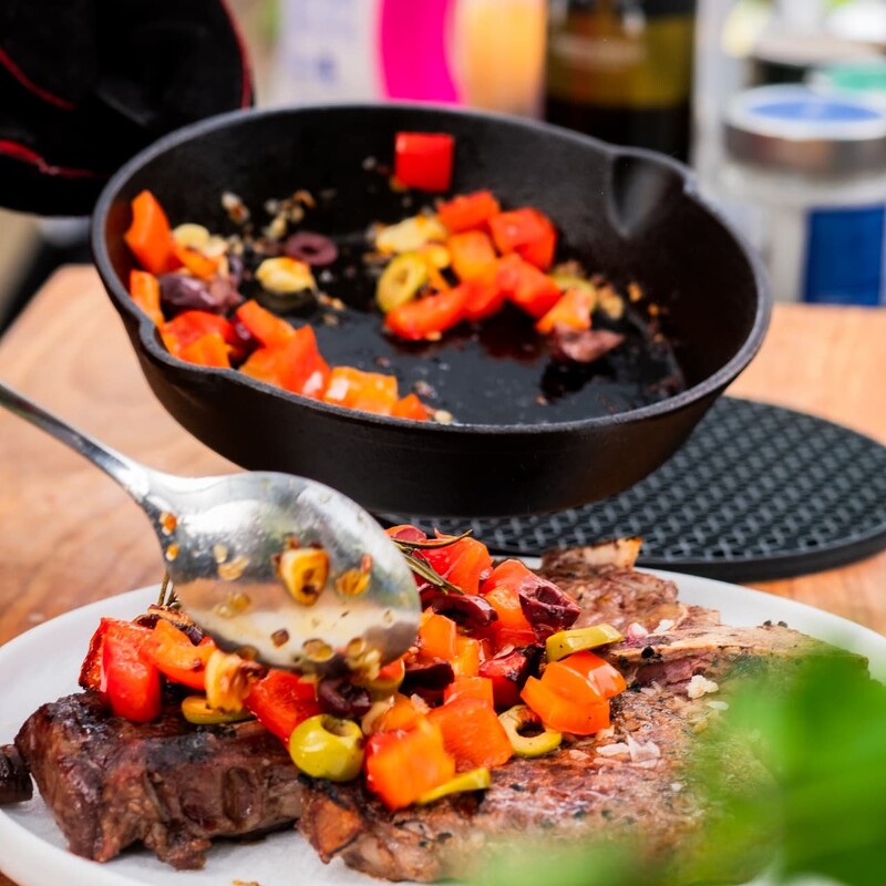 T-Bone Steak anrichten