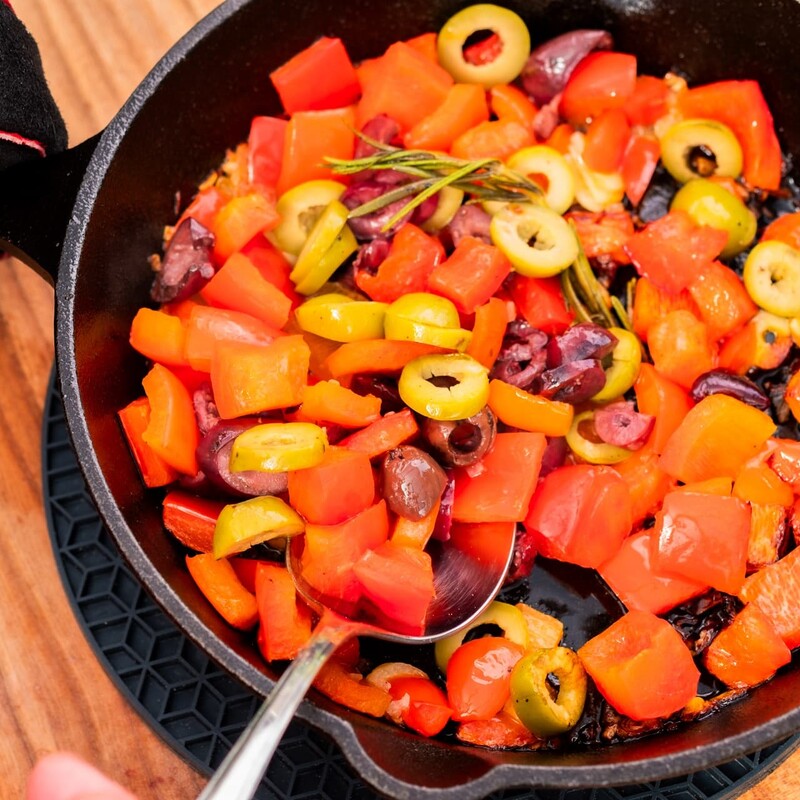 Peperonata in einer Gusseisenpfanne