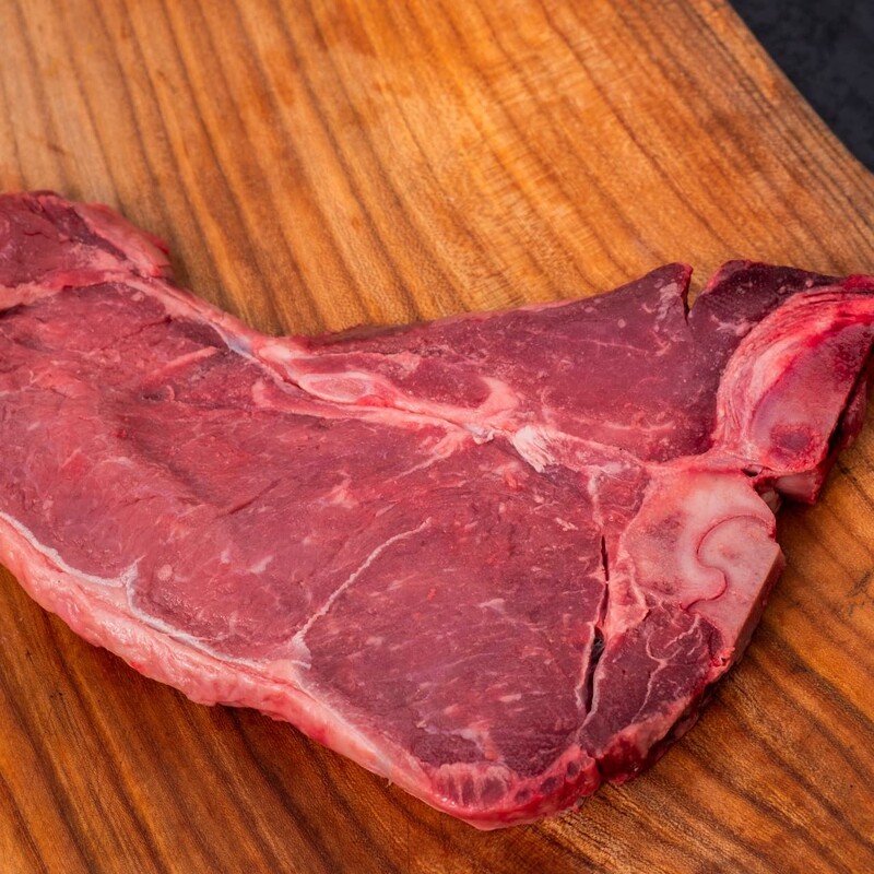 T–Bone Steak auf einem Brett