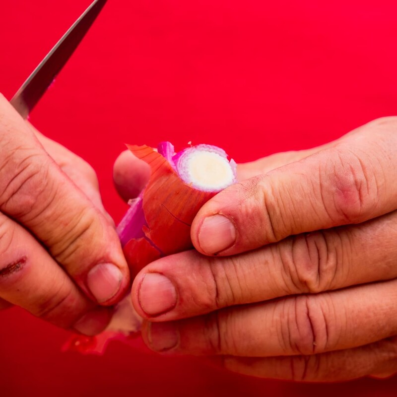 Rote Zwiebel scheelen