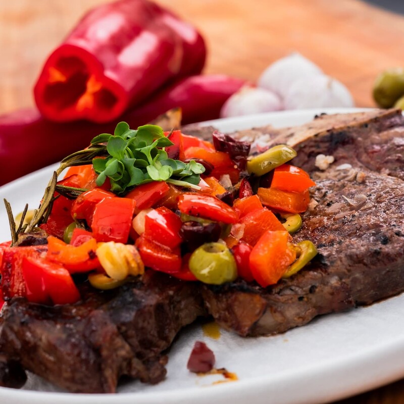 T-Bone Steak auf dem Teller angerichtet