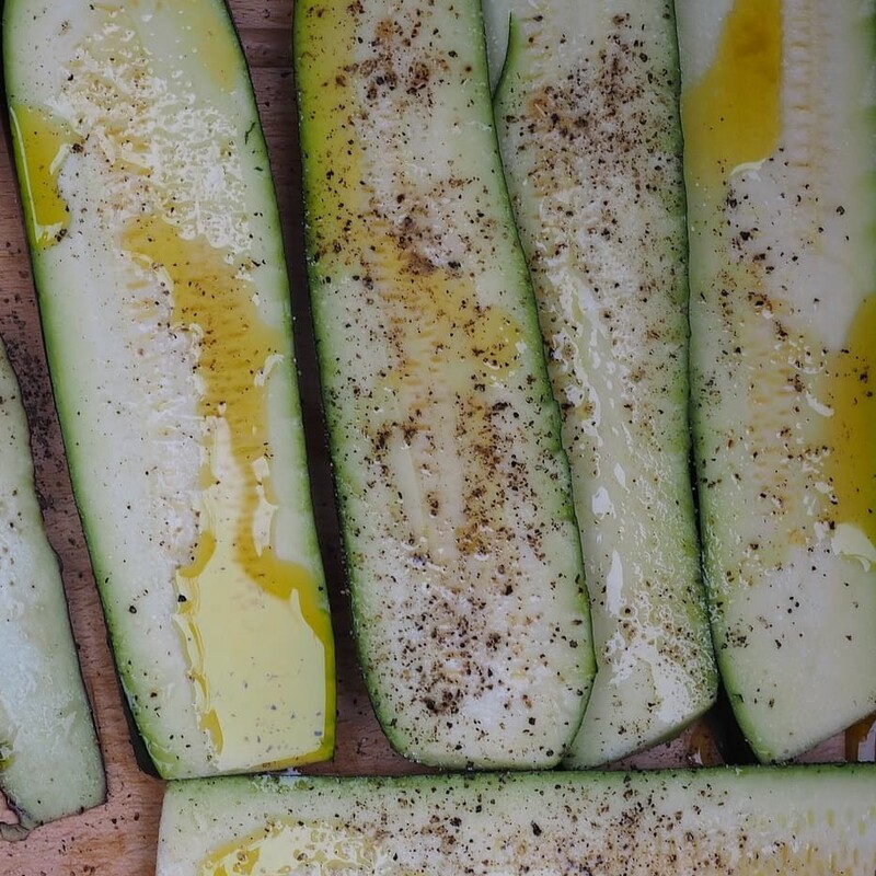 Zucchini in Streifen