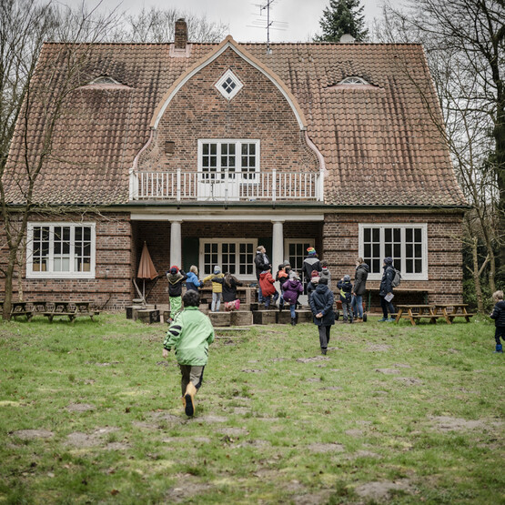 Waldschule von draußen