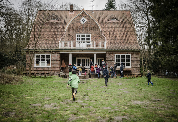 Waldschule von draußen