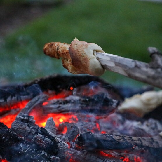 Stockbrot wird am Lagerfeuer geroestet