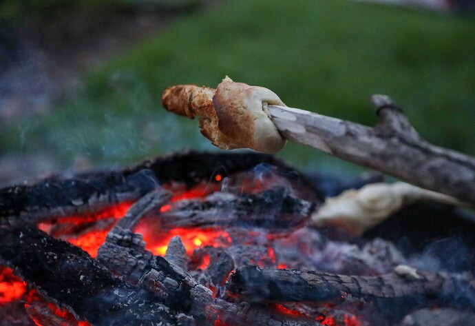 Stockbrot wird am Lagerfeuer geroestet