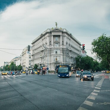 Strassenecke auf der ein Buam steht