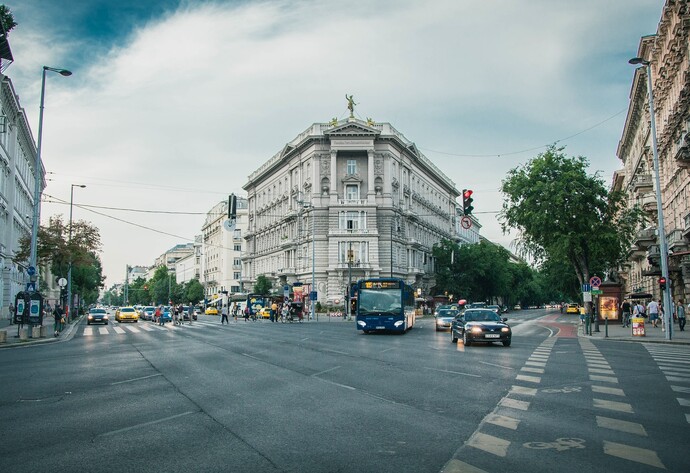 Strassenecke auf der ein Buam steht