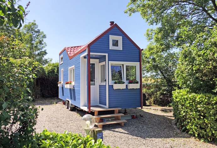 Blaues Tiny House von Miekenhagen