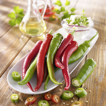 Rote und grüne Paprika in Servierschale